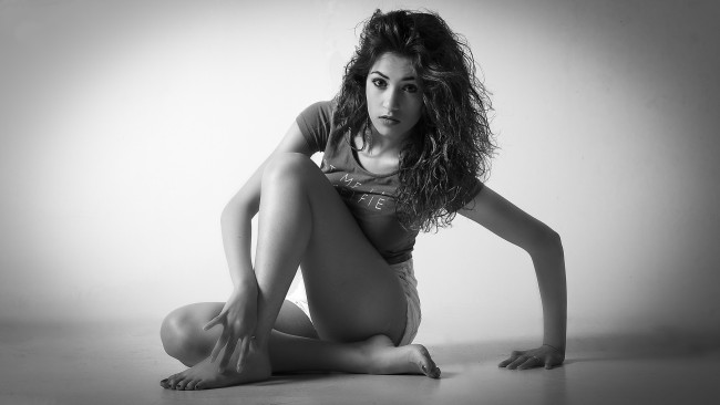 Обои картинки фото девушки, -unsort , Черно-белые обои, взгляд, лицо