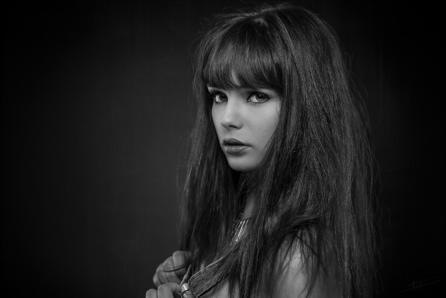 Обои картинки фото девушки, -unsort , Черно-белые обои, взгляд, лицо