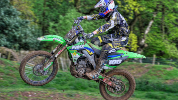 Картинка спорт мотоспорт человек шлем растения