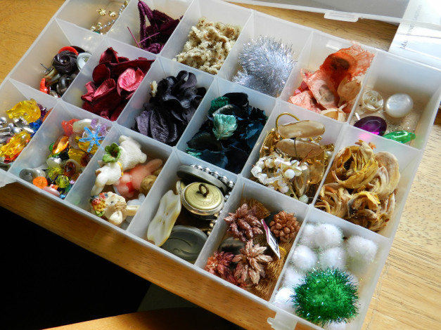 Обои картинки фото разное, ремесла,  поделки,  рукоделие, пуговицы, коробка, набор