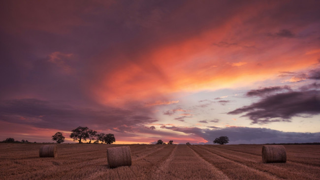 Обои картинки фото природа, поля, стога, сено, закат