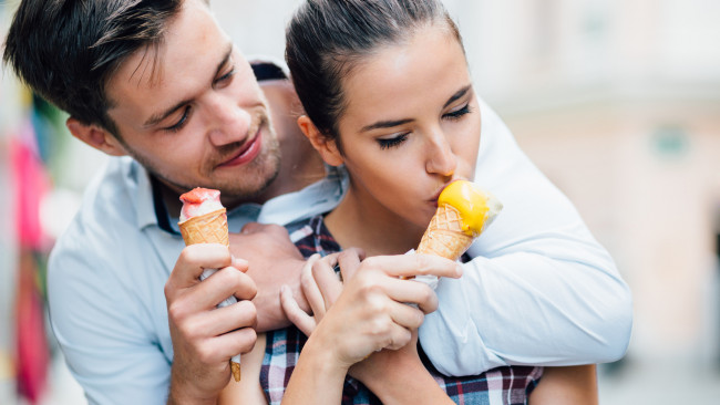 Обои картинки фото разное, мужчина женщина, мороженое, влюбленные