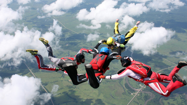 Обои картинки фото спорт, экстрим, облака, люди, полет, шлем