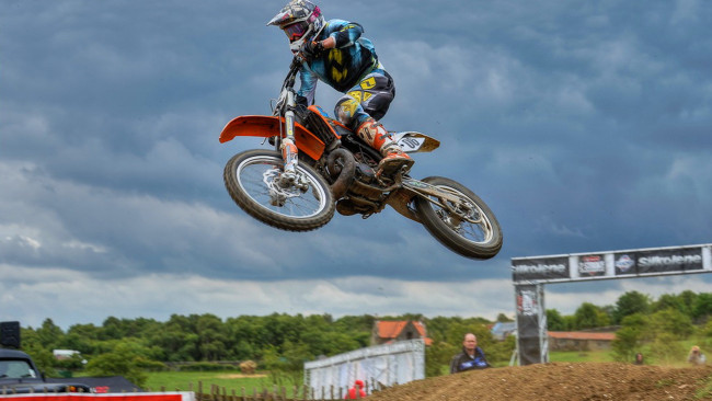 Обои картинки фото спорт, мотоспорт, человек, шлем, полет, растения