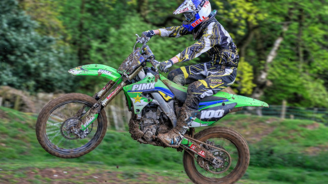 Обои картинки фото спорт, мотоспорт, человек, шлем, растения