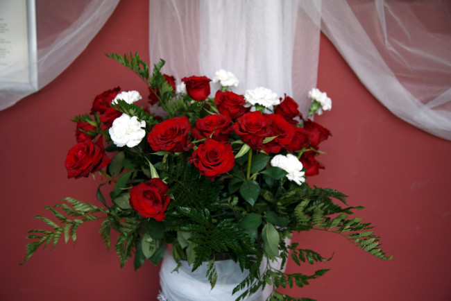 Обои картинки фото цветы, букеты,  композиции, гвоздика, розы