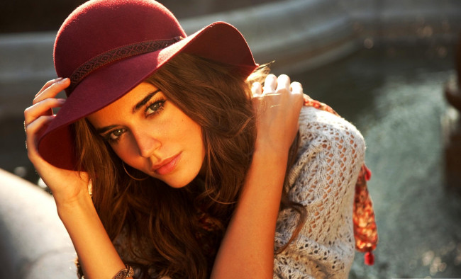 Обои картинки фото девушки, clara alonso, шатенка, шляпа, лицо, свитер