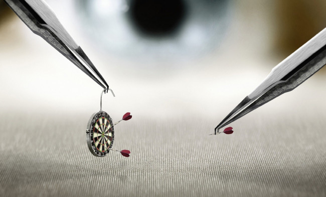 Обои картинки фото разное, игрушки, пинцеты, мишень, дротики, макро