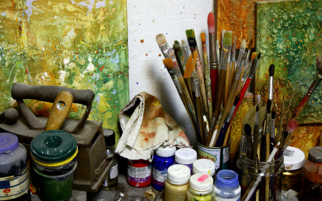 Обои картинки фото разное, канцелярия,  книги, кисти, банки, утюг, тряпка