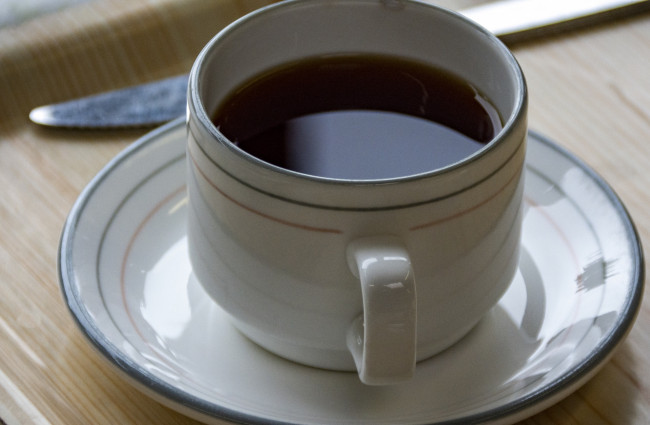 Обои картинки фото еда, кофе,  кофейные зёрна, чашка, блюдце