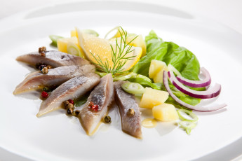 Картинка еда рыбные+блюда +с+морепродуктами селедка лимон лук закуска