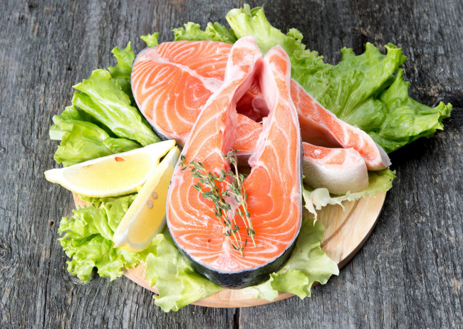 Обои картинки фото еда, рыба,  морепродукты,  суши,  роллы, лимон, розмарин, форель, свежая