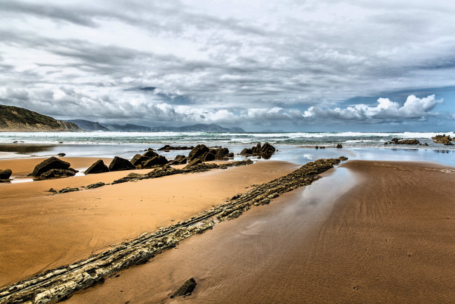 Обои картинки фото природа, побережье, облака, горы, море, берег, песок, след