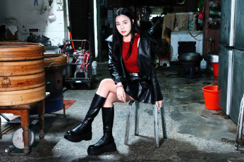 Картинка девушки -+азиатки брюнетка куртка юбка сапоги табуретка бочки ведра