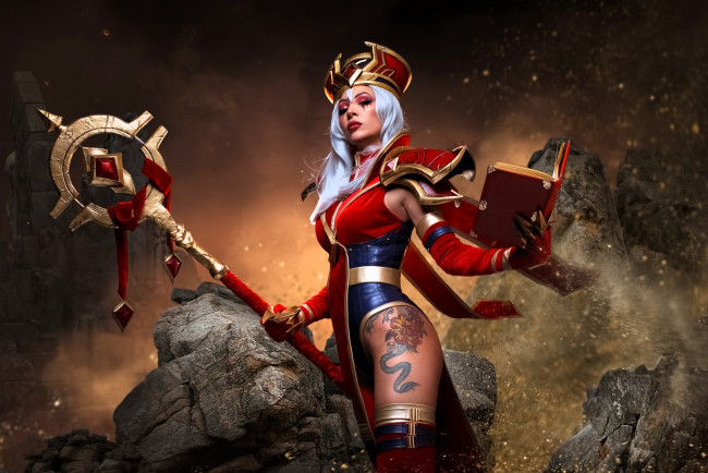 Обои картинки фото девушки, ольга кожевникова , lady bell, образ, косплей, наряд, костюм, книга, тату, посох, камни