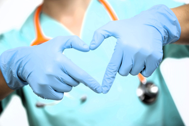 Обои картинки фото разное, медицина, врач, халат, руки, сердечко, перчатки, стетоскоп