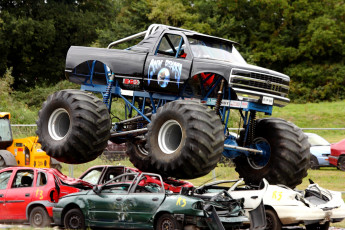 Картинка спорт big foot колеса прыжок