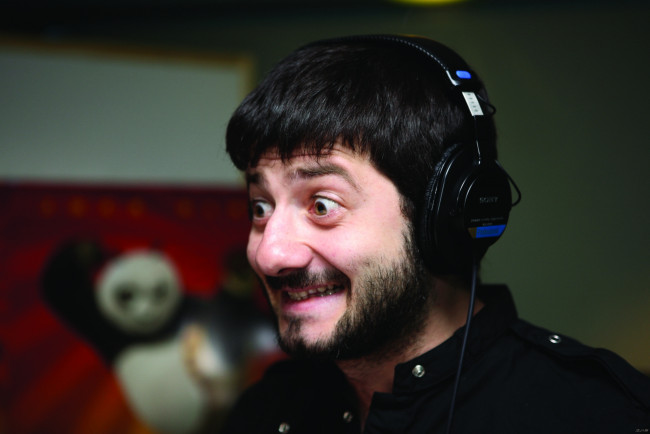 Обои картинки фото михаил, галустян, мужчины, настроение, наушники