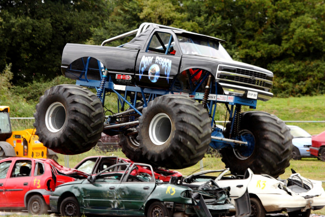 Обои картинки фото спорт, big, foot, колеса, прыжок