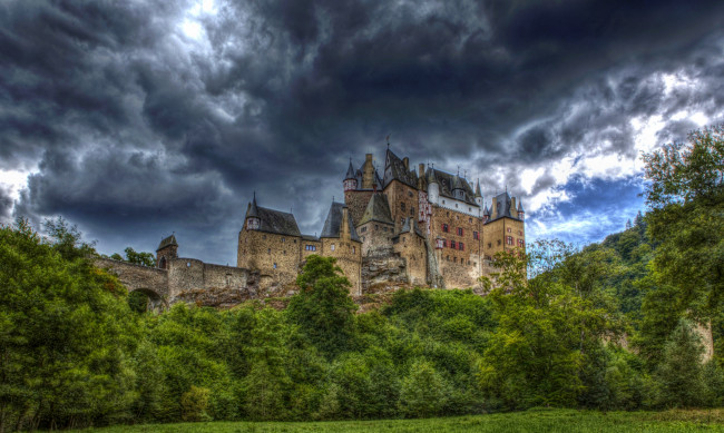 Обои картинки фото германия, рейнланд, пфальц, виршем, города, дворцы, замки, крепости, лес, замок, стены, башни, шпили, тучи, сумрак