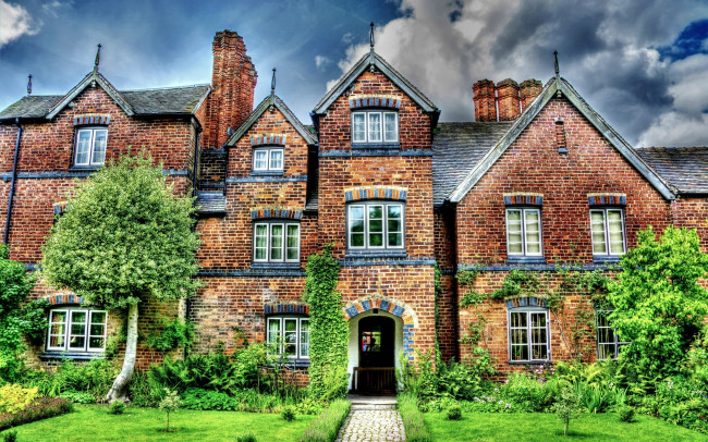 Обои картинки фото moseley, old, hall, города, здания, дома, особняк, лужайка, трава, деревья, облака