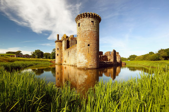 Картинка caerlaverock+castle++scotland города замки+англии dumfrieshire castle трава scotland caerlaverock замок пруд