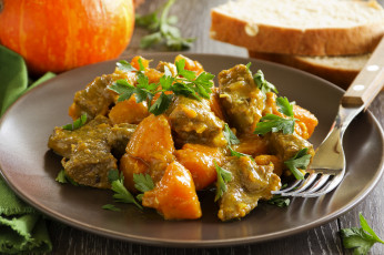 Картинка еда вторые+блюда жареное кусочки мясо зелень