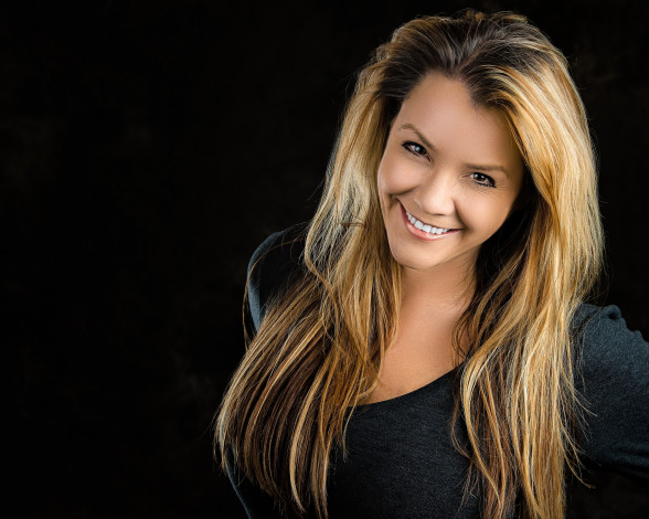 Обои картинки фото девушки, -unsort , лица,  портреты, улыбка, прическа, лицо