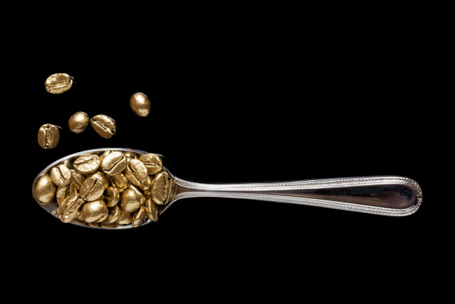 Обои картинки фото еда, кофе,  кофейные зёрна, золото, ложка