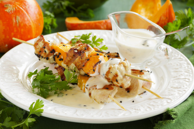 Обои картинки фото еда, шашлык,  барбекю, зелень, жареное, кусочки, мясо