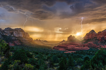 Картинка природа молния +гроза дерево закат небо горы