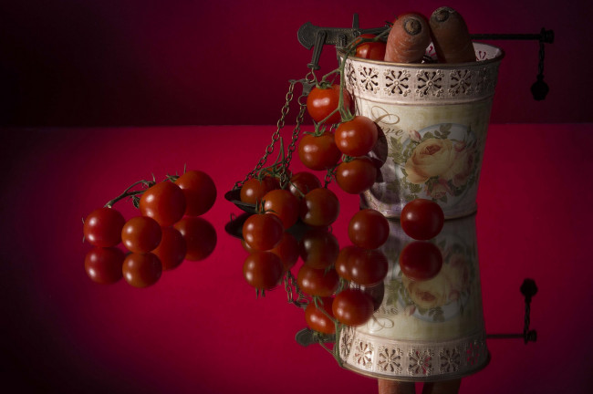 Обои картинки фото еда, овощи, ваза, морковка, томаты