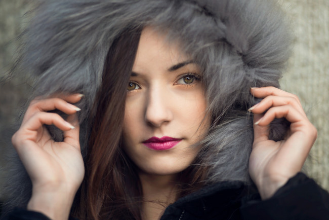 Обои картинки фото девушки, -unsort , лица,  портреты, капюшон, лицо, взгляд