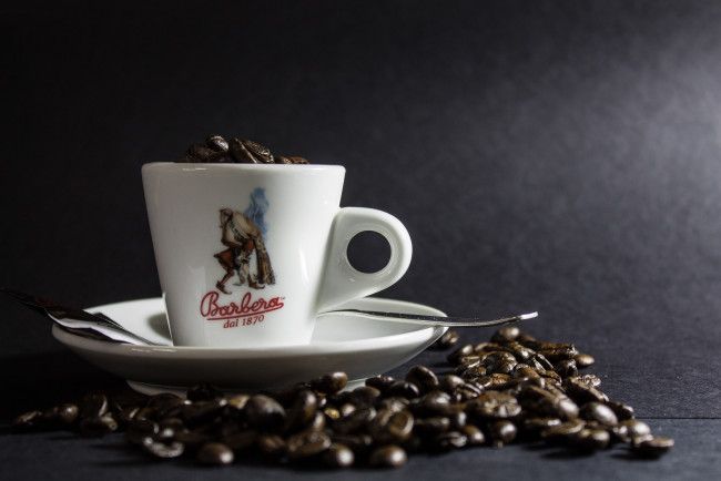 Обои картинки фото еда, кофе,  кофейные зёрна, зерна, чашка