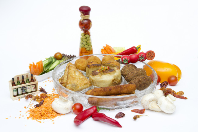 Обои картинки фото еда, разное, котлеты, овощи, пирожки