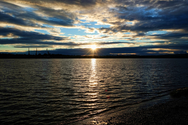 Обои картинки фото река кама, природа, восходы, закаты, солнце, тучи, небо, берег, вода, краны, вечер, закат