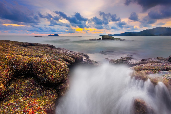 Обои картинки фото природа, водопады, скалы, камни, облака, небо, море, горы