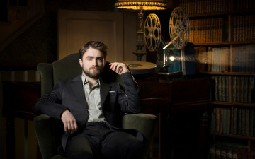 Картинка мужчины daniel+radcliffe лампа книги бородка усы кинопроектор