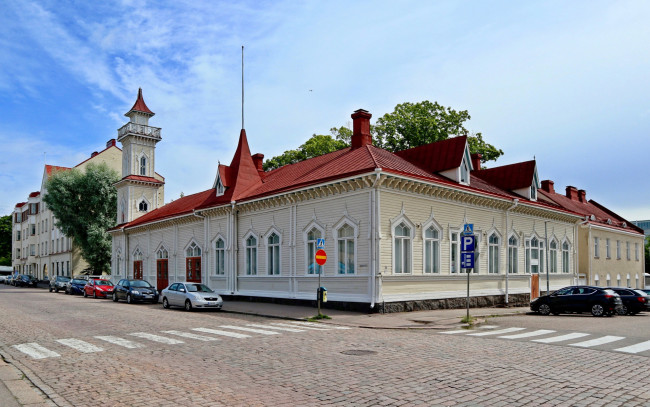 Обои картинки фото города, - здания,  дома, финляндия, здание, под, красивым, голубым, небом, в, городе, котка