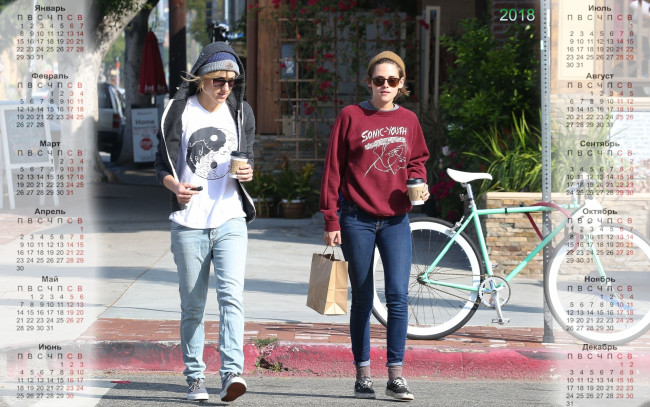 Обои картинки фото календари, знаменитости, очки, девушка, велосипед, двое, шапка, покупка