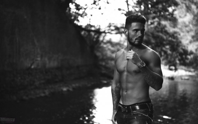 Обои картинки фото мужчины, - unsort, фото, черно-белое, часы, джинсы, тату, река