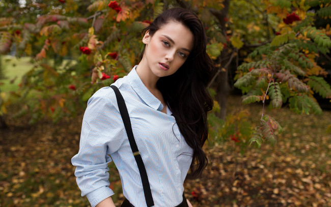 Обои картинки фото девушки, -unsort , брюнетки, темноволосые, фон, взгляд, девушка