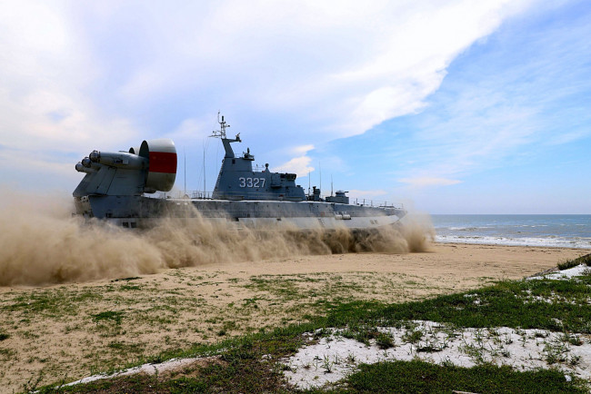 Обои картинки фото корабли, суда на воздушной подушке, десантный, корабль, на, воздушной, подушке, зубр, флот