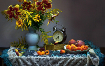 Картинка еда натюрморт букет будильник абрикосы персики