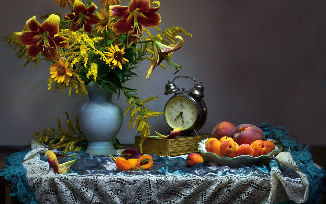 Обои картинки фото еда, натюрморт, букет, будильник, абрикосы, персики