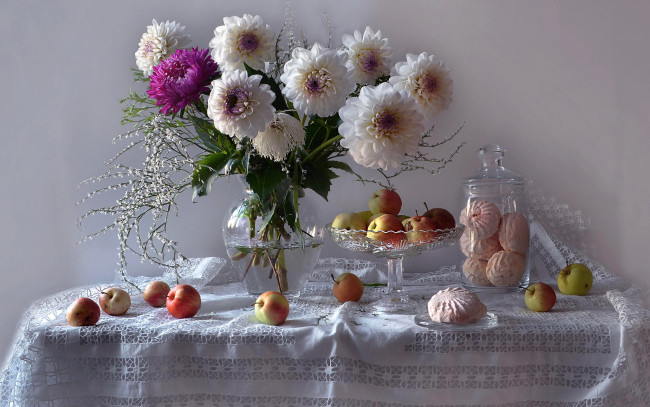 Обои картинки фото еда, натюрморт, георгины, букет, зефир, яблоки
