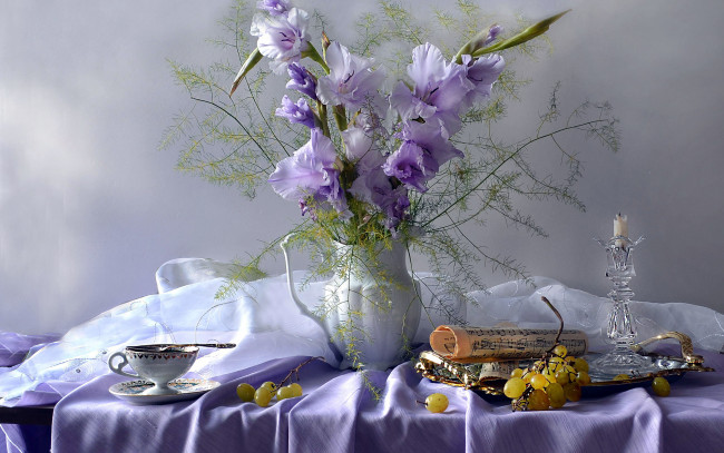 Обои картинки фото еда, натюрморт, ноты, виноград, чай, свеча, гладиолусы
