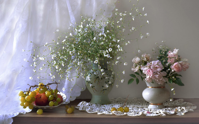 Обои картинки фото еда, натюрморт, виноград, букет, розы, персики