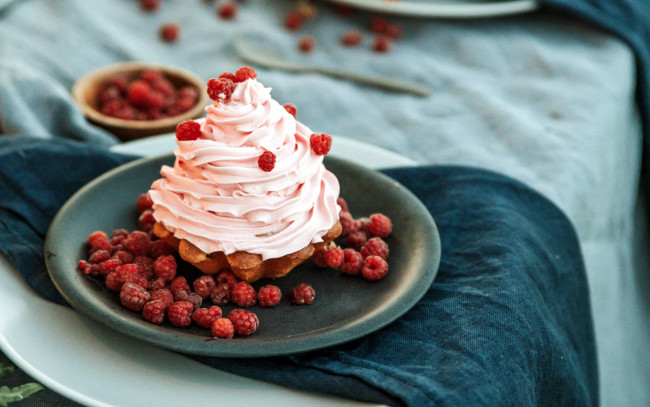 Обои картинки фото еда, пирожные,  кексы,  печенье, малина, крем, капкейк