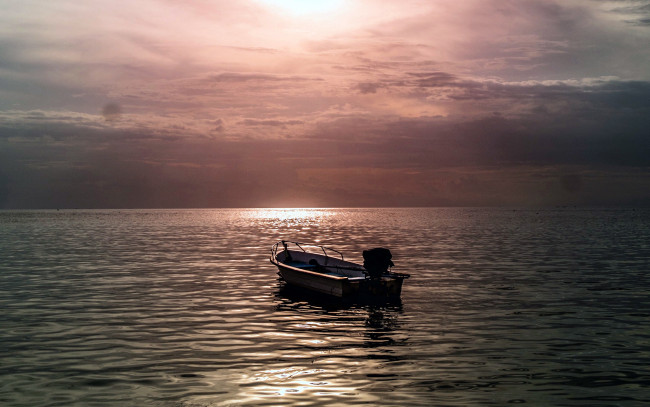 Обои картинки фото корабли, моторные лодки, вода, одиночество, простор, лодка